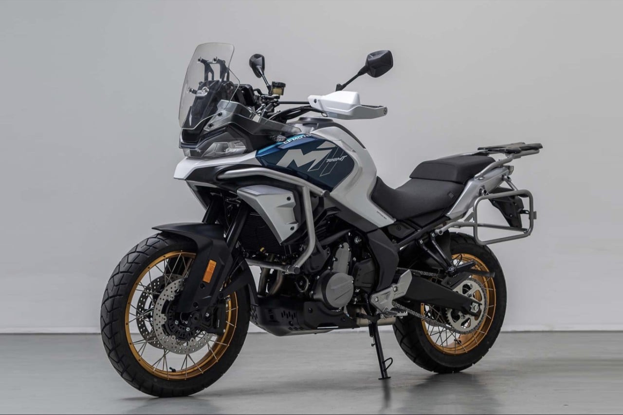 <div class='descrGalleryTitle'>19. CFMOTO 700MT </div><div class='descrGalleryText'><p>Dopo la 800MT-X, altra CFMOTO, destinazione d’uso leggermente differente. Le ruote sempre a raggi da 19 e 17” sono indicate per un impiego sì misto ma sicuramente <b>meno orientato al fuoristrada</b>. La 700MT model year 2025 si presenta come evoluzione della vecchia 700, ora con 68 cavalli e 60 Nm. La ciclistica prevede una <b>forcella da 43 regolabile</b> e un mono anch’esso regolabile, l’escursione ruote è più da tourer che da adventure: 150 mm davanti e dietro. <b>Tutta nuova è l’estetica</b>, che riprende i canoni delle sorelle maggiori da 800 cc ed è decisamente più accattivante.</p>
</div>